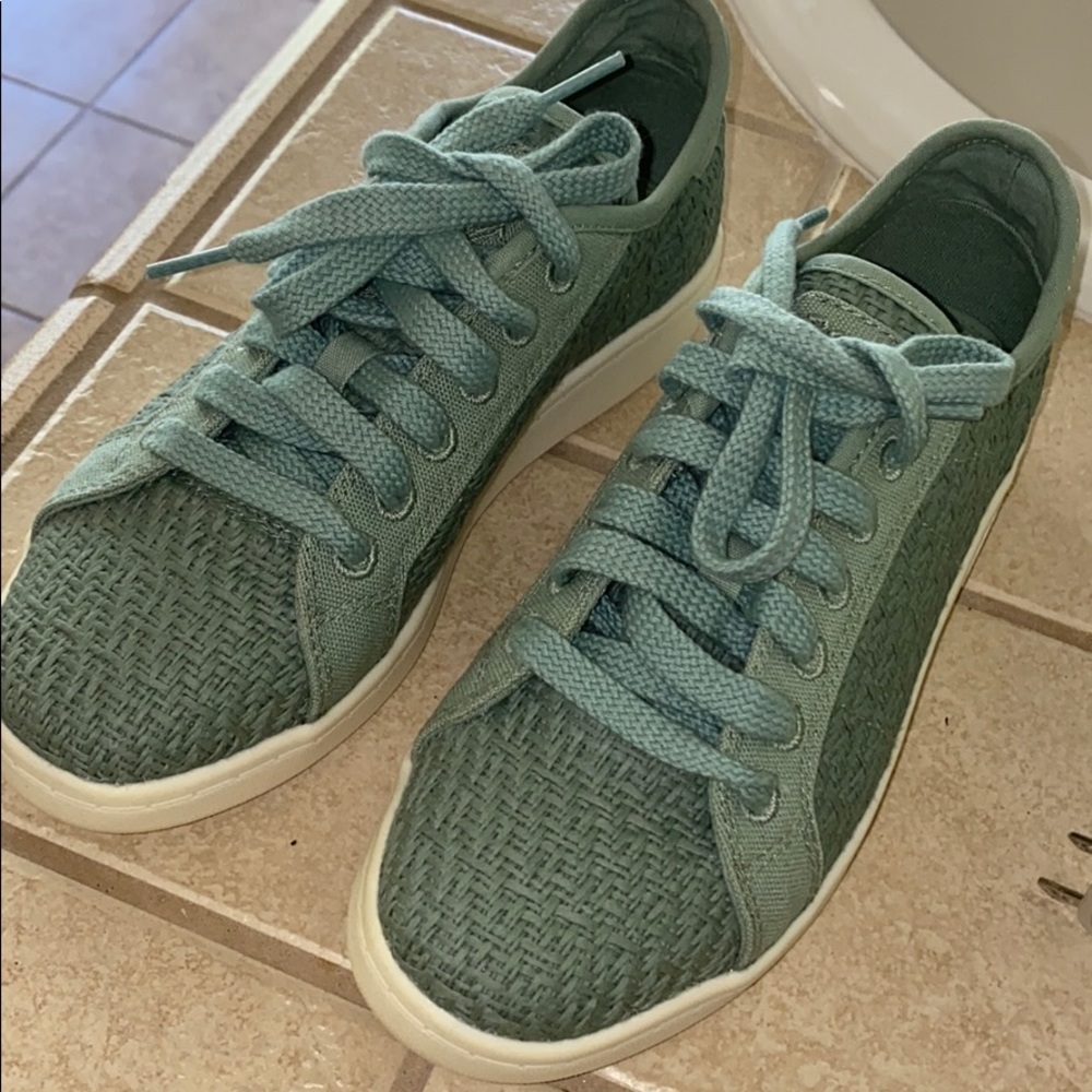 Reebok teal boatshoes